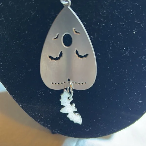 Planchette and bat necklace - Picture 6 of 8